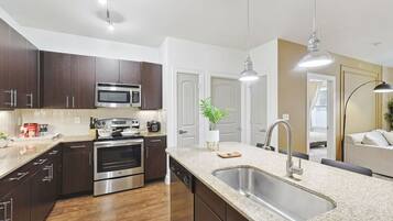 Een koelkast, een microgolfoven, een oven, een kookplaat