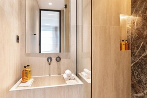 Dusche, Haartrockner, Handtücher