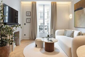 TV, offices - The Lander - Serviced 2BR/2BA - Opéra I (Paris)