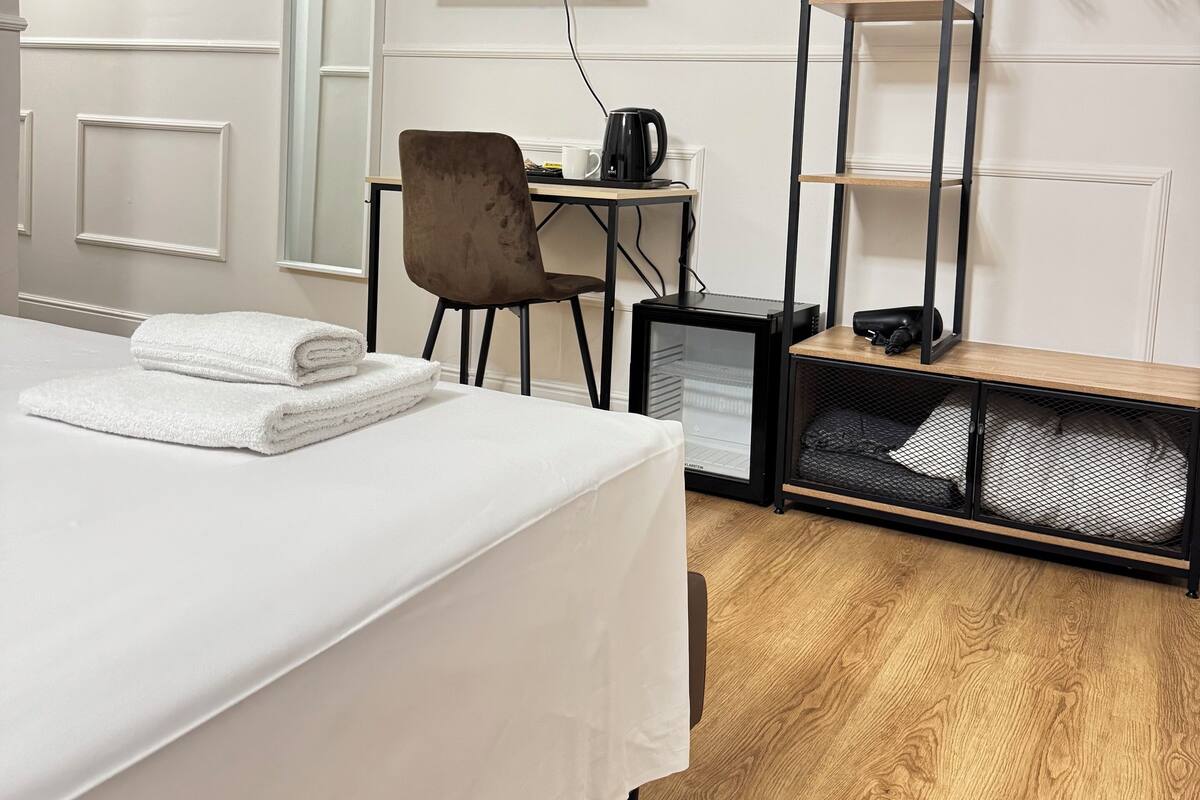 Standard Double or Twin Room | Peralatan tempat tidur hipoalergenik, gebar bulu kapas, meja