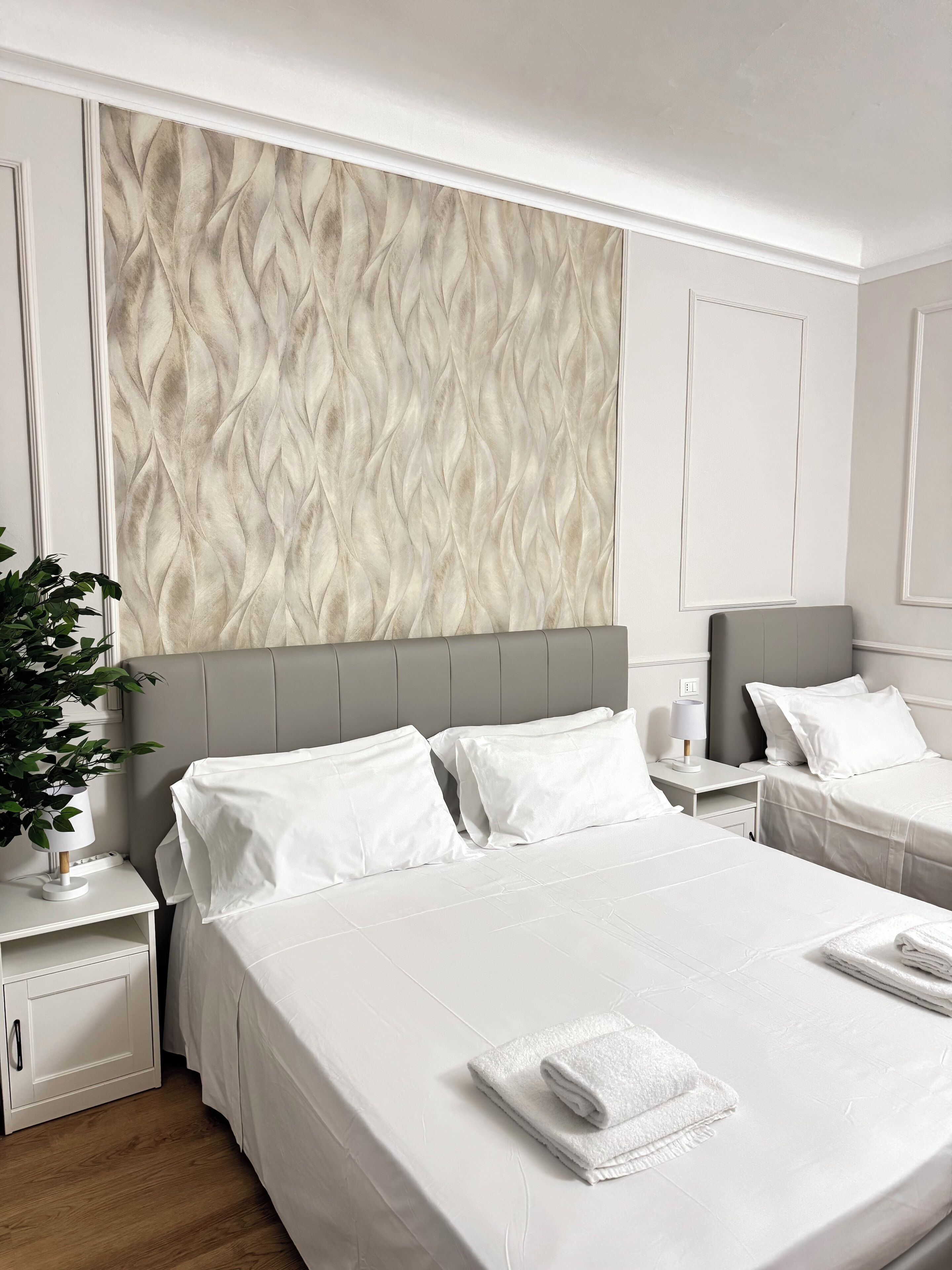 Standard-Vierbettzimmer | Allergikerbettwaren, Daunenbettdecken, Schreibtisch