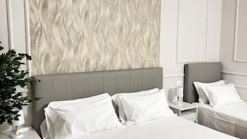 Standard-Vierbettzimmer | Allergikerbettwaren, Daunenbettdecken, Schreibtisch