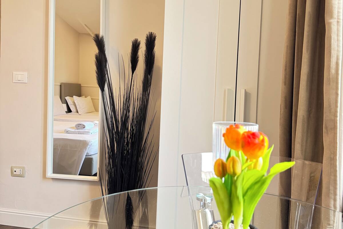 Standard Quadruple Room | Peralatan tempat tidur hipoalergenik, gebar bulu kapas, meja