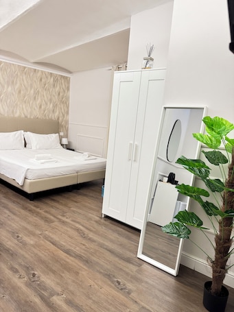 Chambre Triple Standard | Literie hypoallergénique, couette en duvet d'oie, bureau. Cattaleya Rooms
