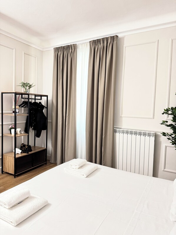 Standard Quadruple Room | Peralatan tempat tidur hipoalergenik, gebar bulu kapas, meja 
