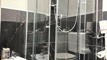 Standaard vierpersoonskamer | Badkamer | Een douche, een regendouche, gratis toiletartikelen, een haardroger