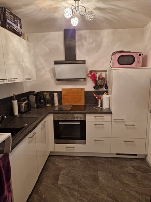 Mikrowelle, Ofen, Herdplatte, Geschirrspüler