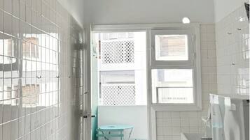 Fridge, oven, stovetop, coffee/tea maker