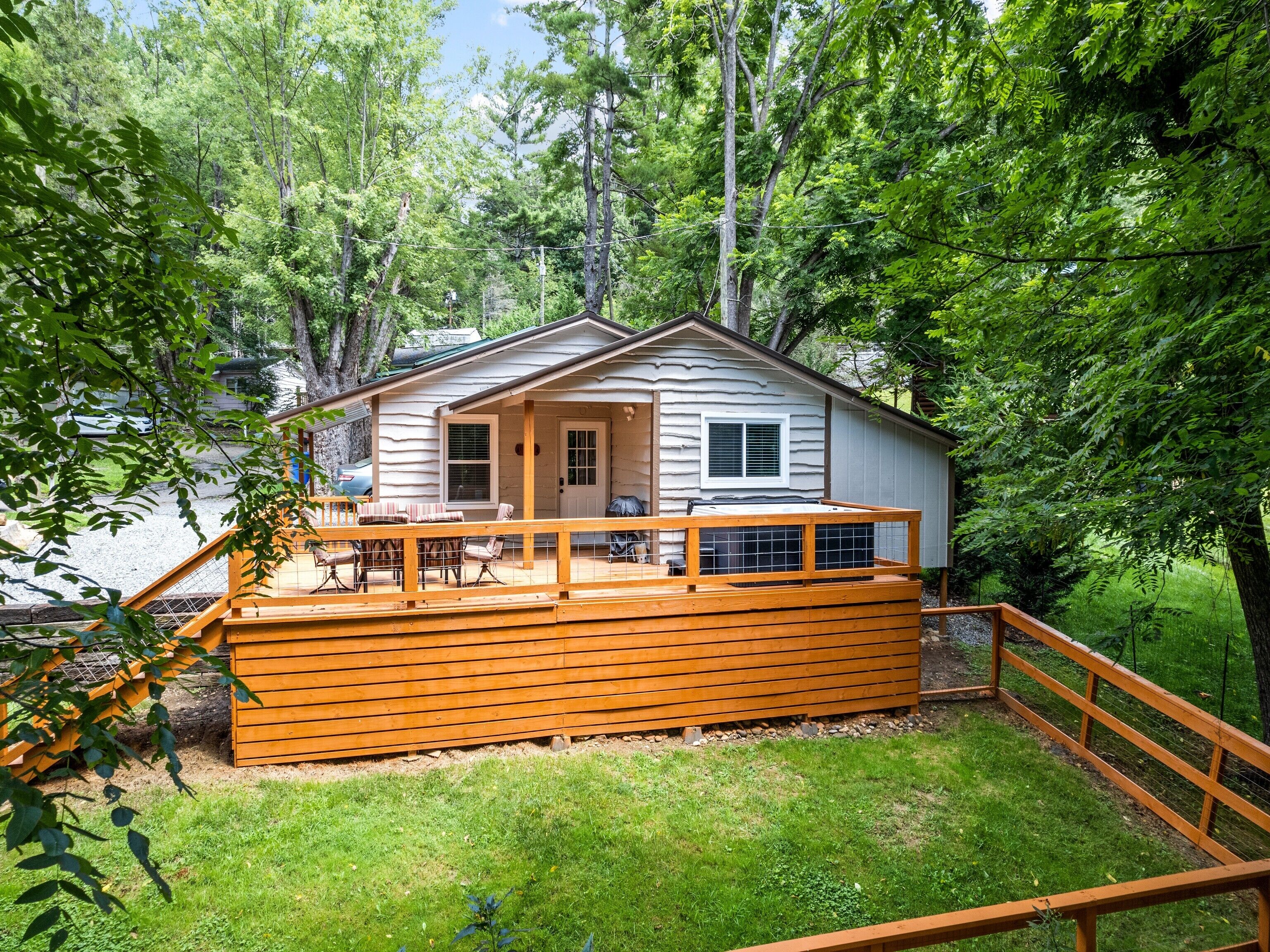 2 BD 1 Bath Cottage Pet OK Fenced Yard, Single Level, Easy Access, Hot Tub