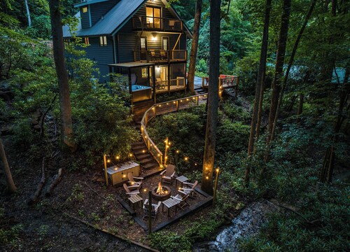 3BD 3BA Cabin, Paved Access, Creek, Hot Tub, Pool Table/Ping Pong, Cycles OK