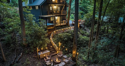 3BD 3BA Cabin, Paved Access, Creek, Hot Tub, Pool Table/Ping Pong, Cycles OK