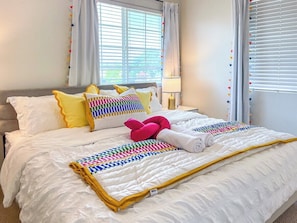 4 habitaciones, escritorio, tabla de planchar con plancha y wifi