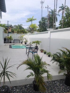 Terrace/patio - Charming bed & breakfast with pool view (San Juan, Trinidad)