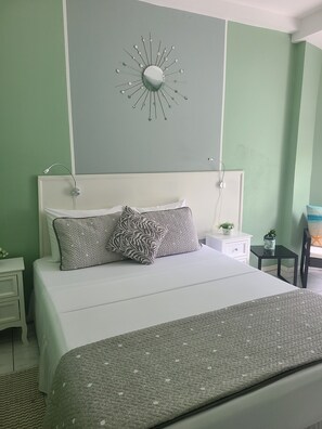 1 bedroom, desk, iron/ironing board, WiFi - Charming bed & breakfast with pool view (San Juan, Trinidad)