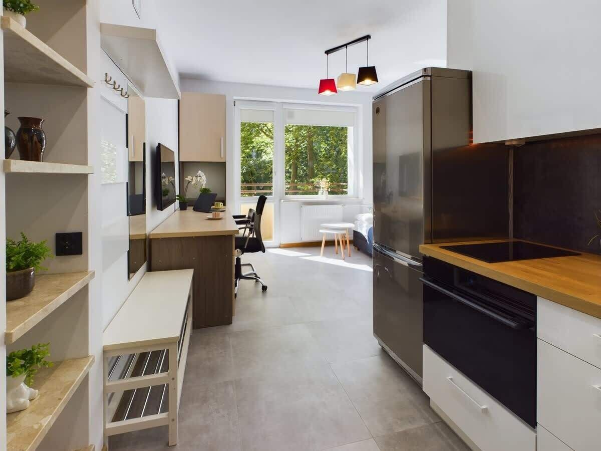 Fridge, oven, stovetop, cookware/dishes/utensils