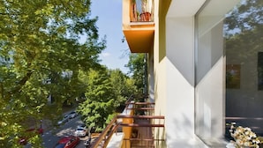 Un apartamento moderno con balcón que da a la calle.