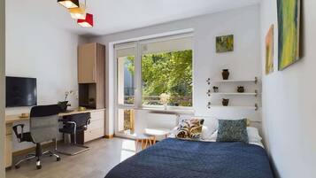 Escritorio, tabla de planchar con plancha, cuna de viaje y wifi