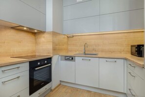 Frigorífico, microondas, horno y placa de cocina