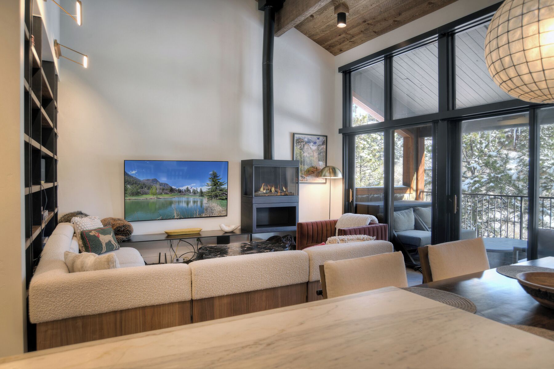 Een smart-tv en een open haard