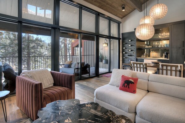 Smart TV, fireplace