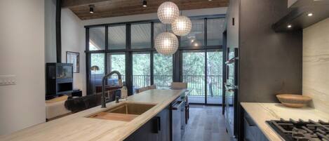 Køleskab, mikrobølgeovn, ovn, kogeplade