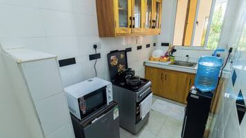 Jääkaappi, mikroaaltouuni, uuni, liesi