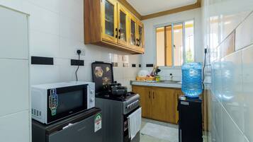 Frigorífic, microones, forn i placa de cuina