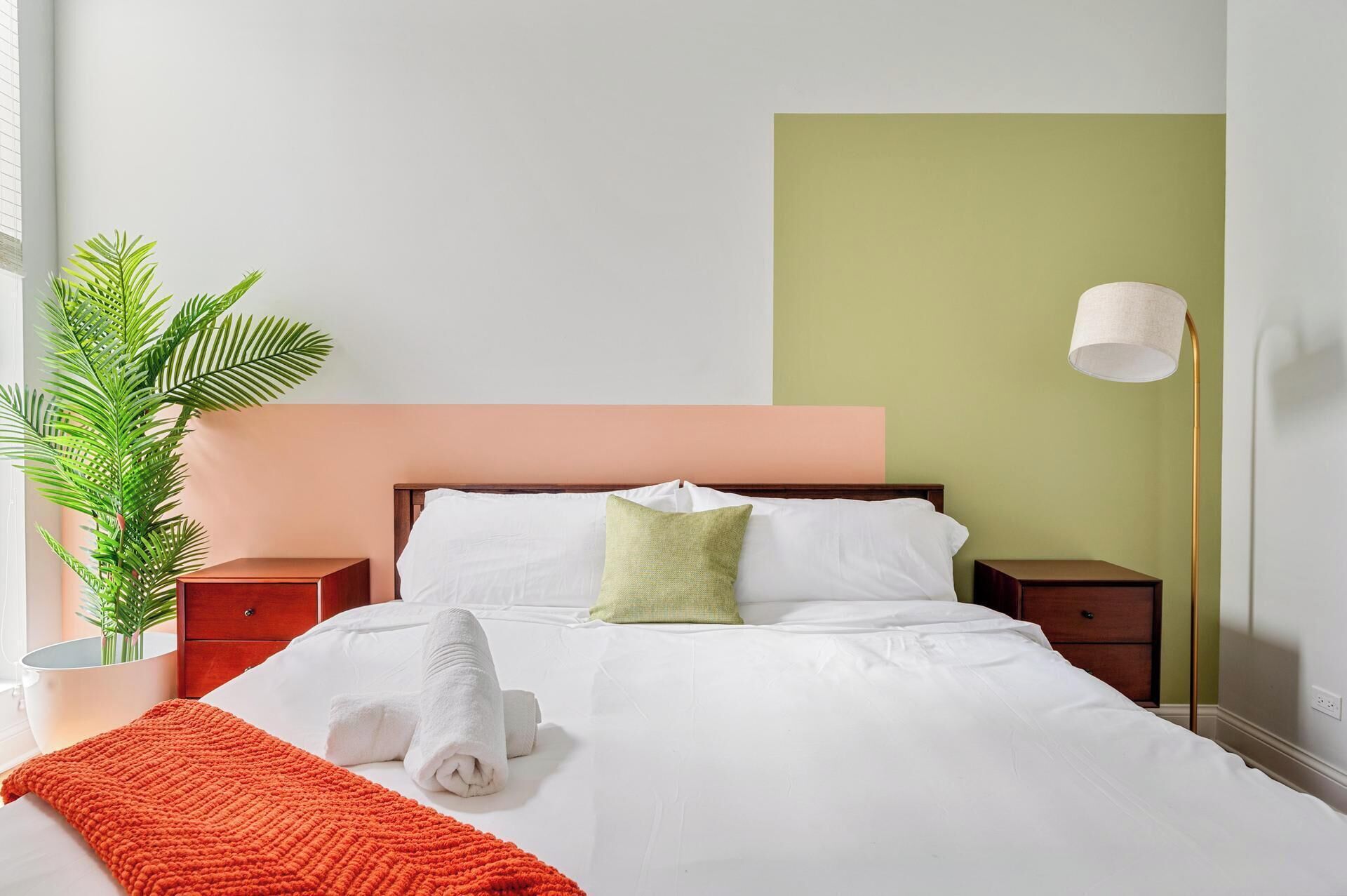 2 slaapkamers, een bureau, een strijkplank/strijkijzer, reisbedje