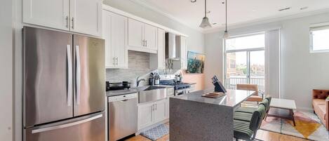 Frigorífico, microondas, horno y placa de cocina