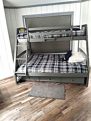 2 bedrooms, iron/ironing board, free WiFi, bed sheets - CC-2A  Discounted Concert Packages!  Tomahawk Mile High View (Beech Mountain)