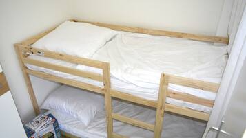 2 quartos, ferros/tábuas de passar roupa, berço de viagem