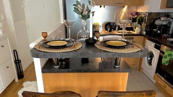 Blender, cookware/dishes/utensils, spices