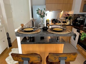 Mixer, grytor/köksredskap och kryddor