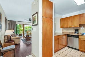 Una cocina moderna con armarios de madera, lavavajillas y cafetera.