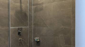 Douche, serviettes fournies, savon, shampoing