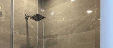 Douche, serviettes fournies, savon, shampoing