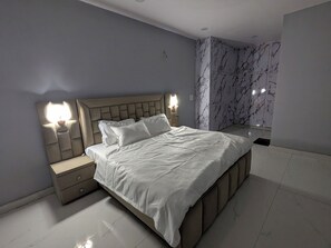 1 slaapkamer, een strijkplank/strijkijzer, wifi, beddengoed