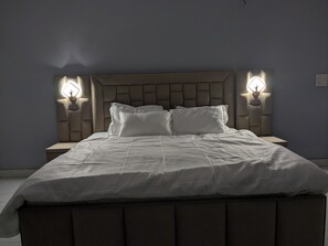 1 bedroom, iron/ironing board, WiFi, bed sheets - Sky High Serenity: Your Rooftop Retreat in New Delhi (Delhi)