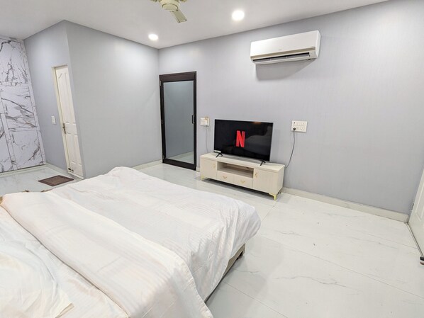 1 bedroom, iron/ironing board, WiFi, bed sheets - Sky High Serenity: Your Rooftop Retreat in New Delhi (Delhi)