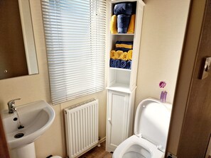 Cabin | Bathroom | Shower, deep soaking tub, free toiletries, hair dryer - Tranquil Lodge Retreat in Beattock (Moffat)