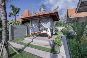 A gazebo with a bed, surrounded by greenery and a clear sky. - Bale Taru Pecatu (Pecatu)