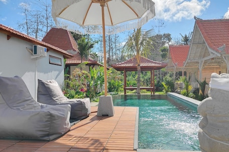 Una piscina al aire libre