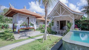 A resort with a pool, a gazebo, and a covered seating area. - Bale Taru Pecatu  (Pecatu)