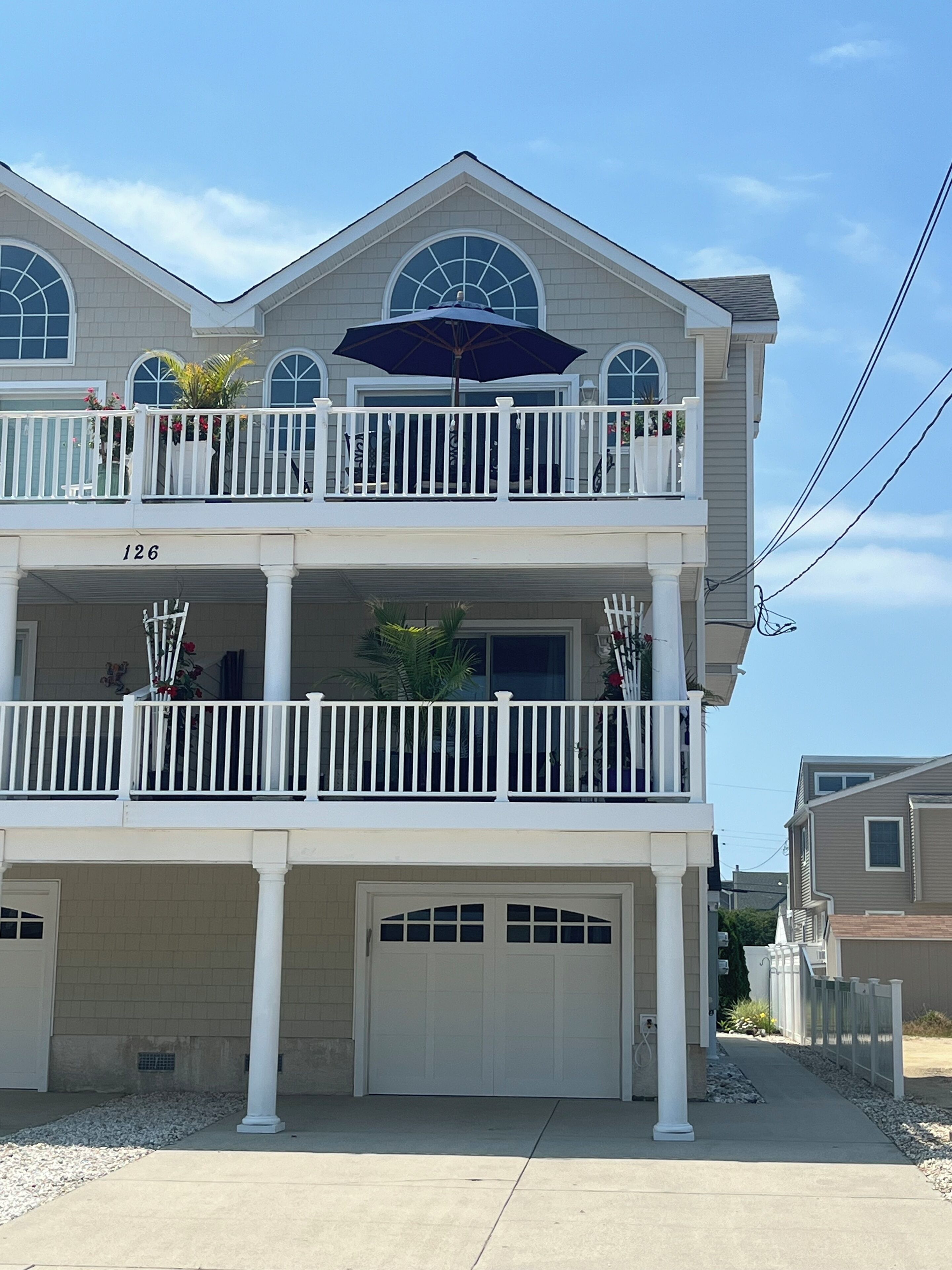 Townsend Inlet 4-bedroom condo in beautiful Sea Isle City with AC, WiFi. 