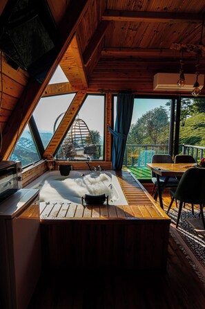 مغطس بمضخات للمياه