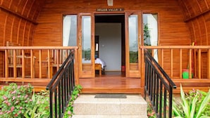 L'ingresso di una villa in legno con un cartello che riporta 'Deluxe Villa 1'.