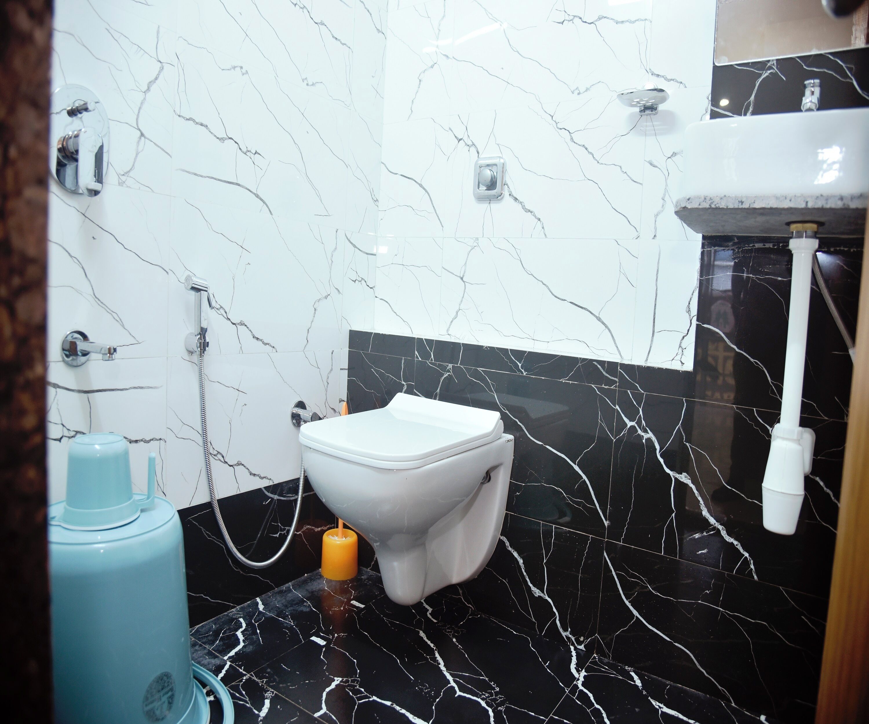 Ein Badezimmer mit Toilette, Waschbecken und Dusche.