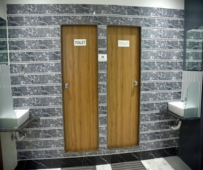 Standard Cabin | Bathroom | Towels - Vogue Cabin Stay Near NESCO (Mumbai)