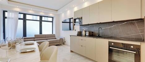 Een koelkast, een microgolfoven, een oven, een kookplaat