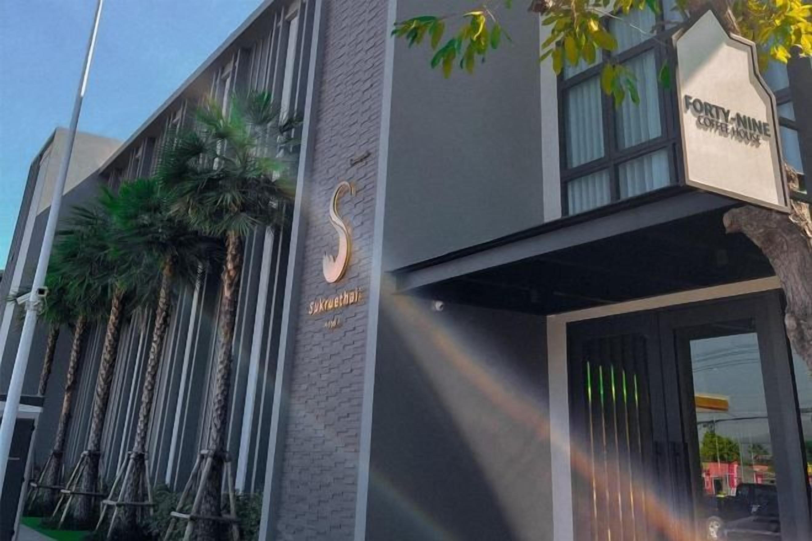 Un edificio con fachada moderna, una entrada visible y un letrero que dice 'Forty-Nine Contemporary'.